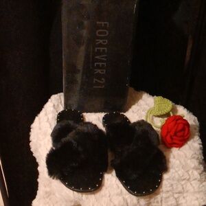 NWT FOREVER 21 FAUX FUR SLIPPER
